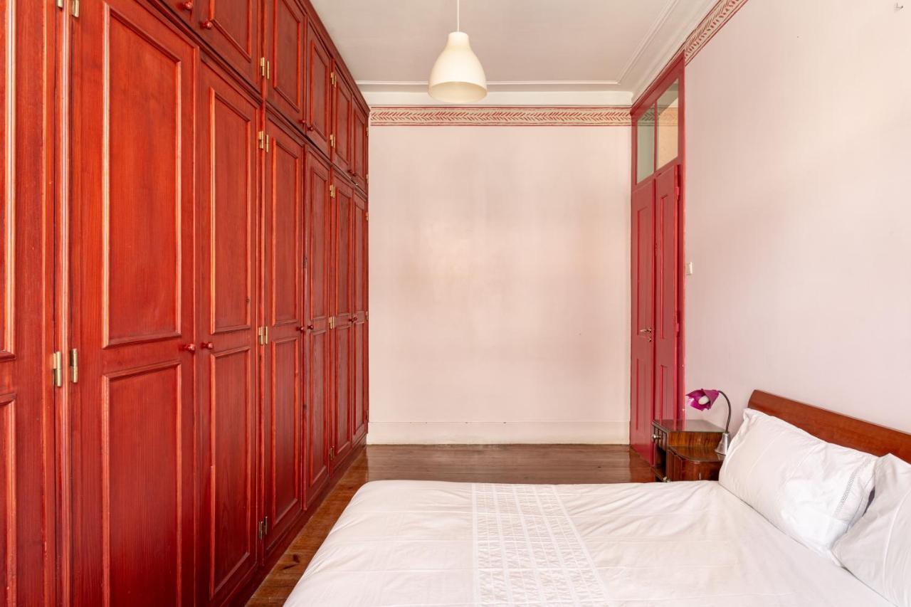 Joivy Vibrant 3-bed With Balcony Lisbon