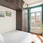 Joivy Vibrant 3-Bed Apt With Balcony