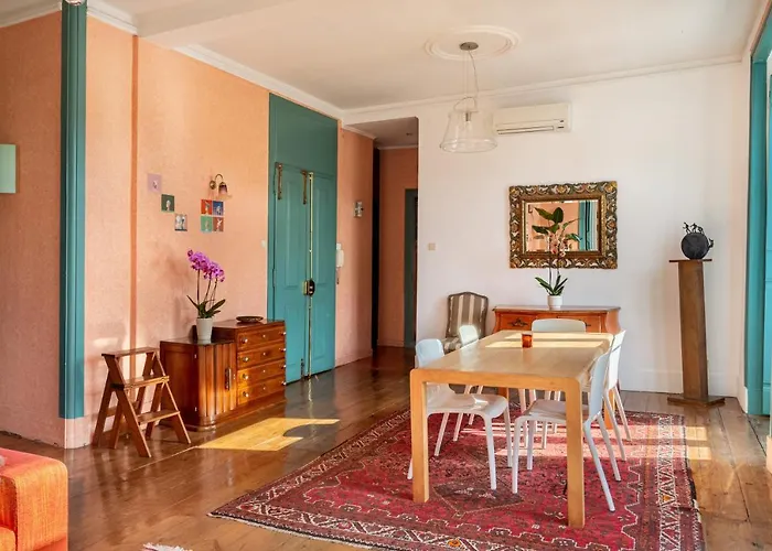 Joivy Vibrant 3-Bed Apt With Balcony